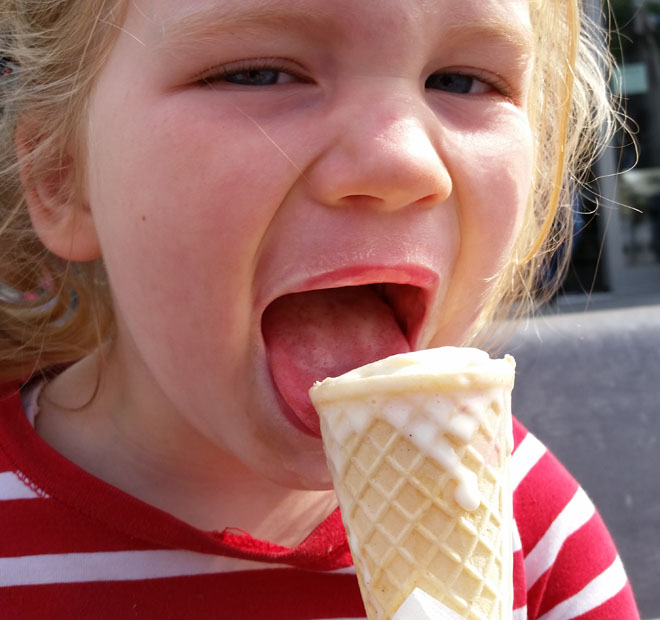 Eiswagen kommt in den Kindergarten